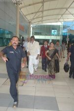 Amitabh Bachchan snapped with designer bag on 6th Aug 2011 (2).JPG